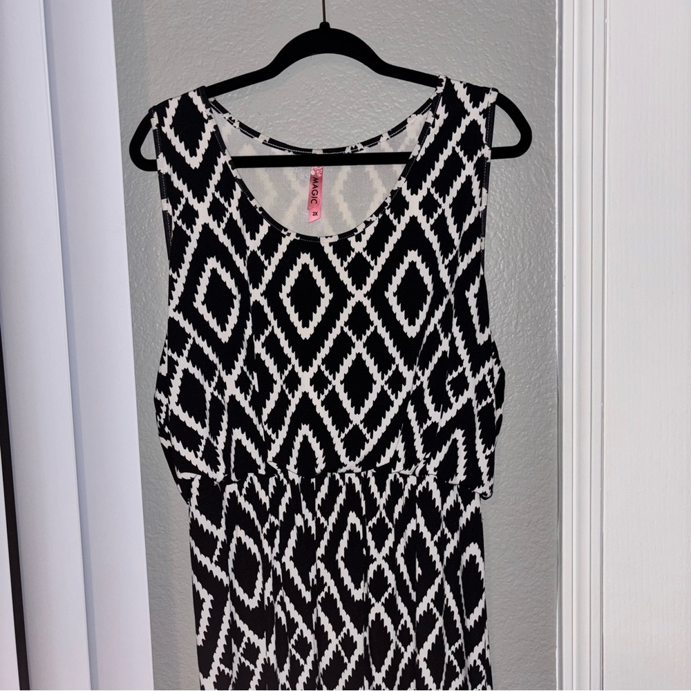Magic Black and White Geometric Sleeveless Top